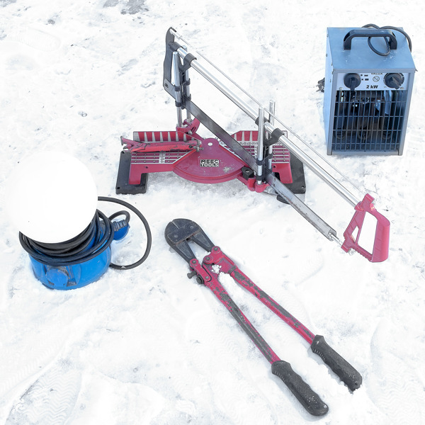 PARTI. Bygglampa, bultsax, geringssåg, värmefläkt och spikdragare.