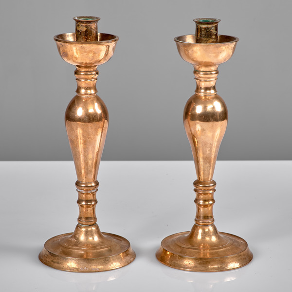 LJUSSTAKAR. 1 par. Malm. Massiva. Omkring 1900.