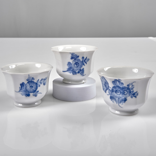 SKÅLAR. 3 stycken. Blå blomst. Royal Copenhagen.