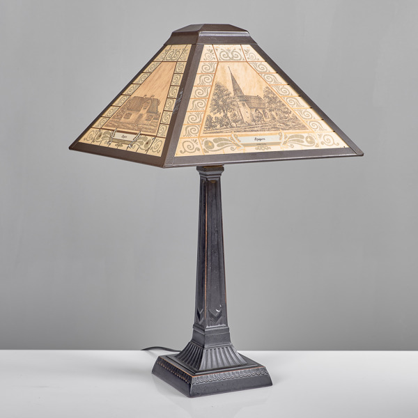 BORDSLAMPA. Glas och metall. Olika motiv från Ljugarn, Gotland. Decorabex.