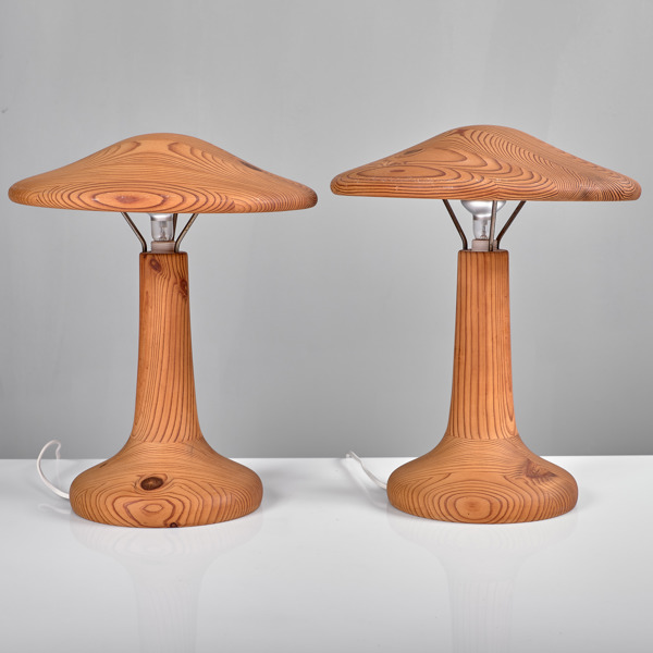 BORDSLAMPOR. 1 par. Svarvad furu. 