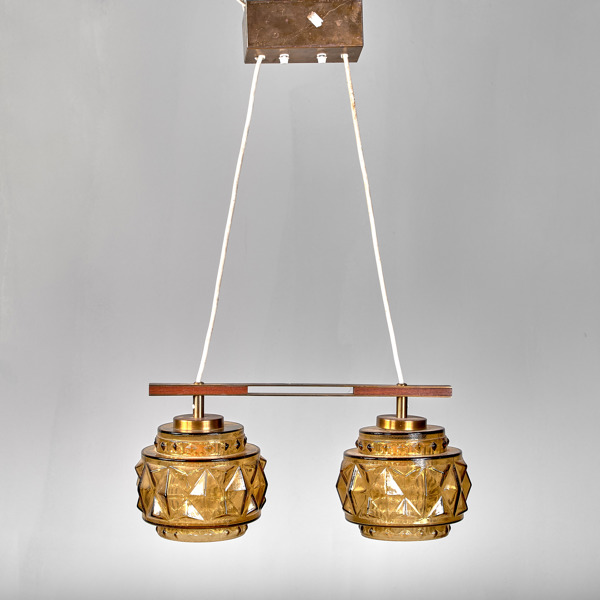 TAKLAMPA. Glas. Upphängnig i mässing och teak. 1960-tal.