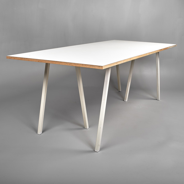 LEIF JÖRGENSEN. Matbord. HAY. Loop Stand. Vit laminat. Metallben.
