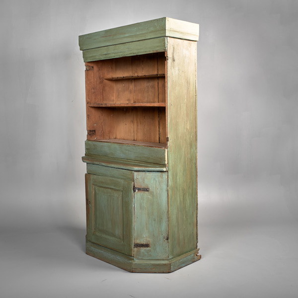SKÅP. Furu. 1700-tal. 