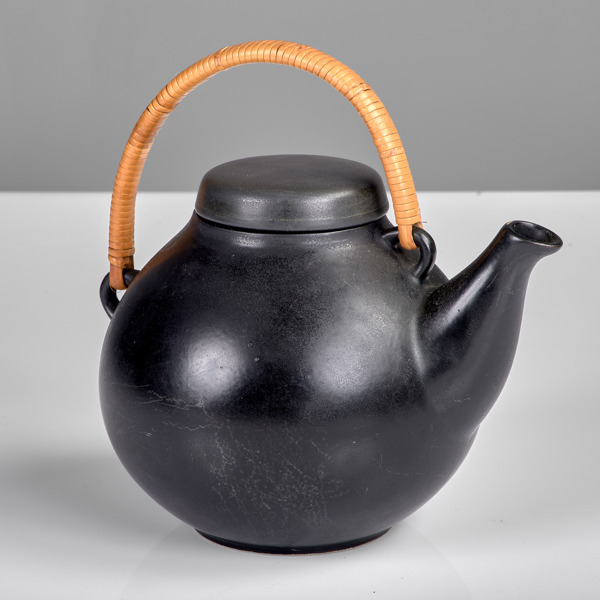 ULLA PROCOPÉ. Tekanna. Stengods med handtag i rotting. G.A-3. Arabia.