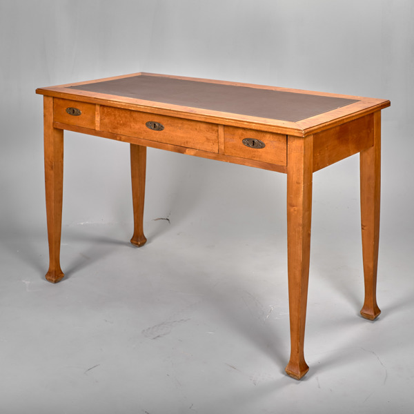 SKRIVBORD. Björk. Skiva med läder. Jugend. Omkring 1900.