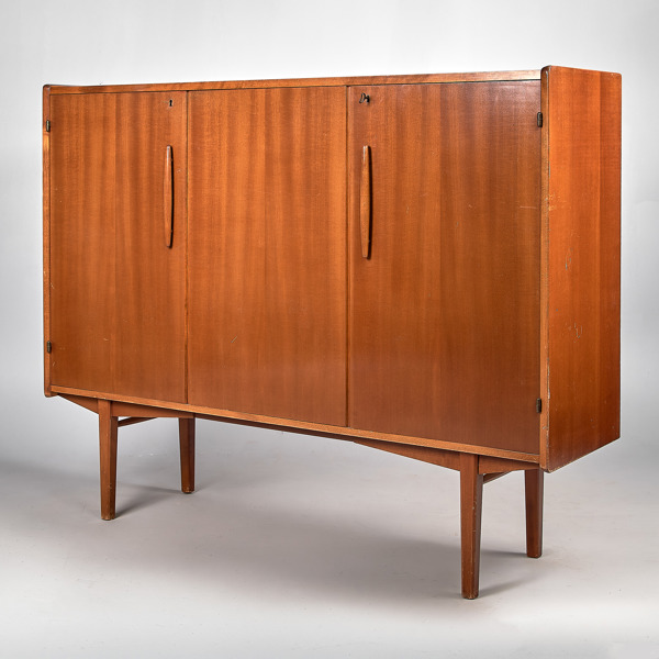SKÅP. Mahogny. Hugo Troeds, Bjärnum. 1950-60-tal.