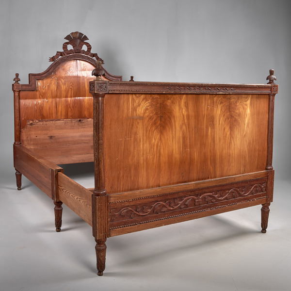 SÄNG. Mahogny och alm. Gustaviansk. Omkring 1800.