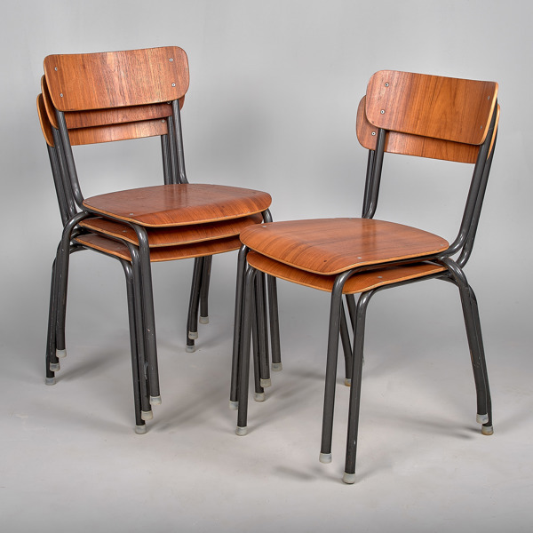 STOLAR. 5 stycken. Stålrör och formpressad teak. Stabelbara. 1900-talets mitt. 