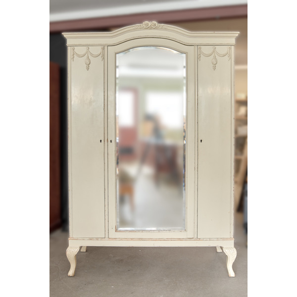 GARDEROBSSKÅP. Carl Johansons Möbleringsaffär. 1920-tal.