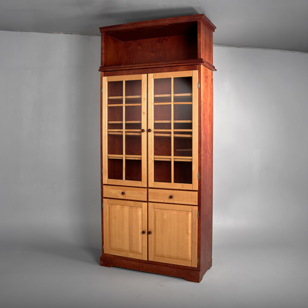 VITRINSKÅP. Björk. Löstagbar övre konsol. 