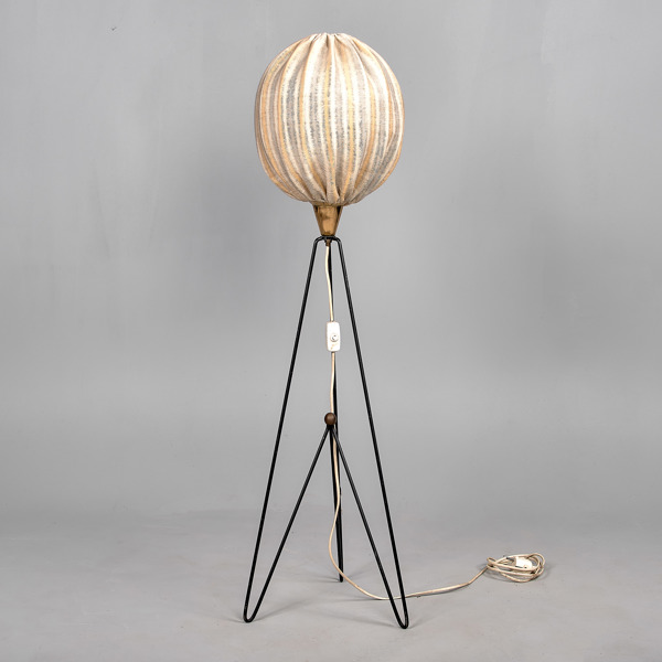 GOLVLAMPA. Svärtad metall, mässing och tyg. 1950-tal.