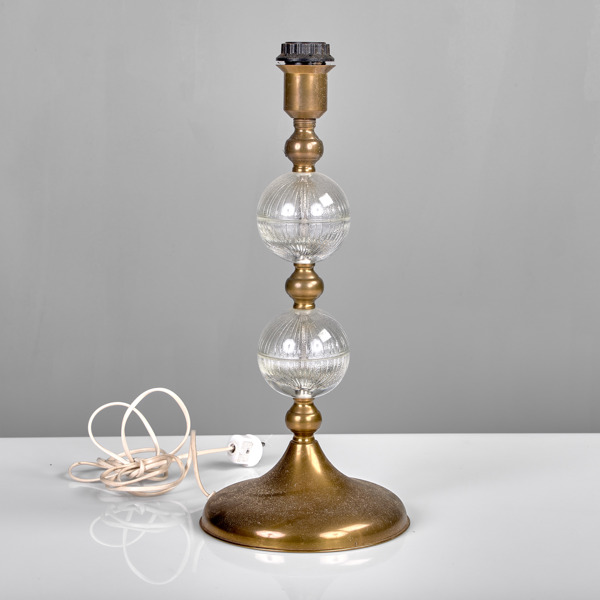 BORDSLAMPA. Glas och mässing. Elarmatur Kosta. 1960-tal.