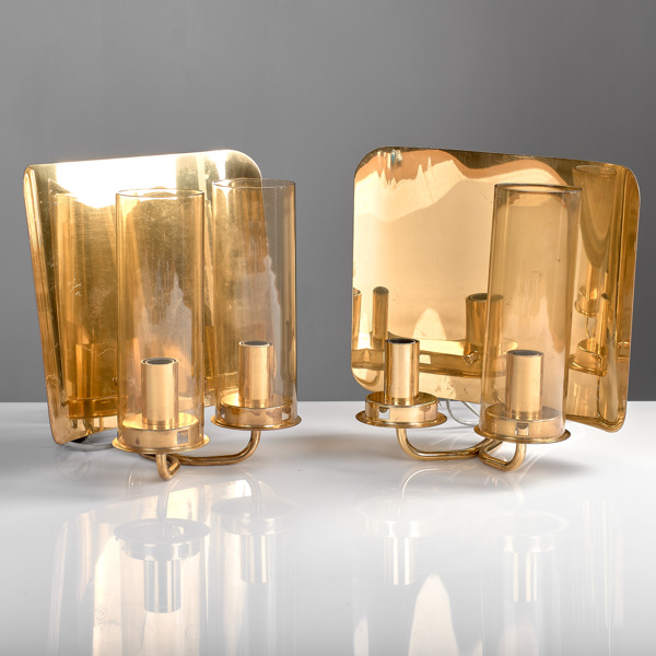 HANS-AGNE JAKOBSSON. 1 par vägglampetter. Mässing och glas. Modell V330/2. Markaryd. Sweden. 1960-tal.