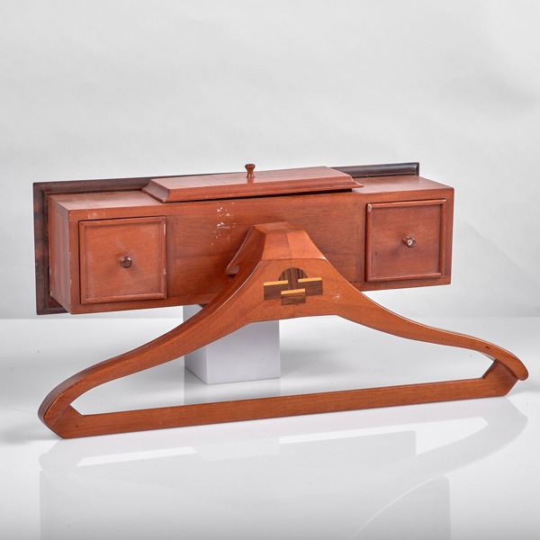 HERRBETJÄNT. Vägghängd. Mahogny. Monett Collection.