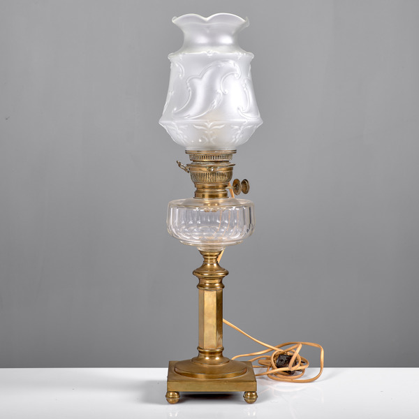 BORDSSFOTOGENLAMPA. Glas och mässing. Omkring 1900.