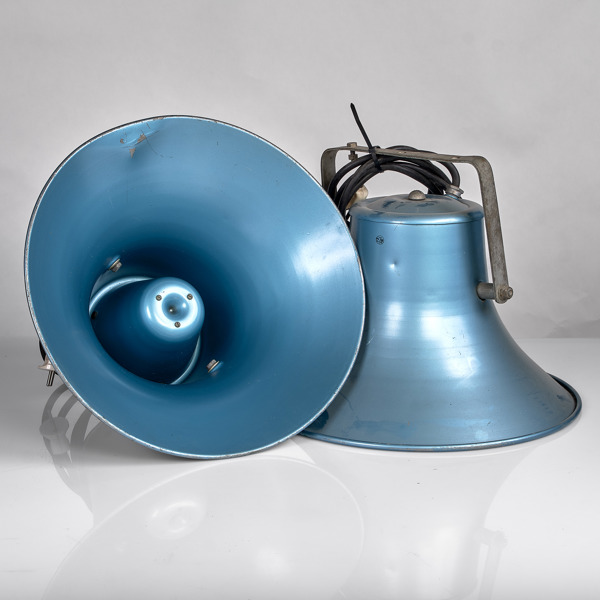 HÖGTALARE. 1 par. Lackerad plåt.