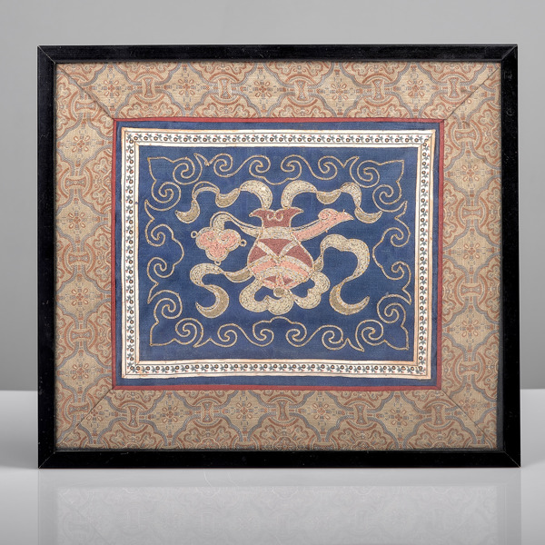 TAVLA. Kina. Broderi med silkestråd. 1930-tal.