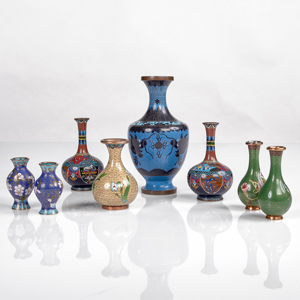 VASER. 8 stycken. Cloissoné. Kina. 1930-tal.