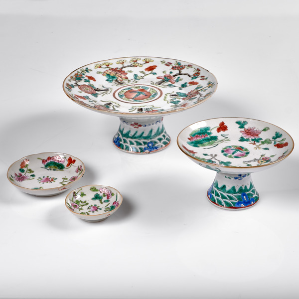 2 SKÅLAR PÅ FOT + 2 FAT. Quingdynastin. 1800-tal.