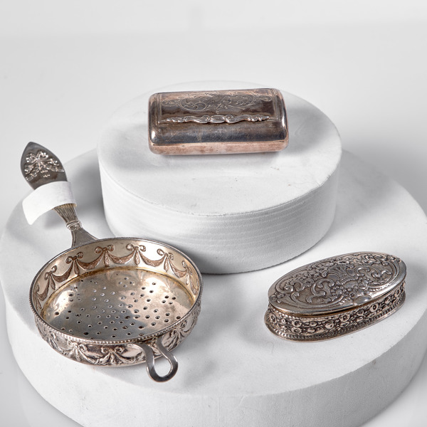 2 SNUSDOSOR + TESIL. Silver.