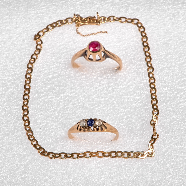 2 RINGAR + ARMBAND. Guld. 18K.