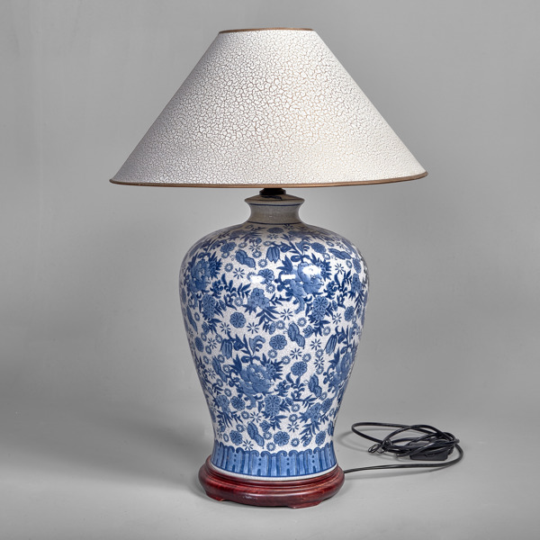 BORDSLAMPA. Kinesisk stil. Omkring 2000.