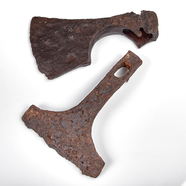 TVÄRYXA OCH YXA. Jordfynd. Vikingatid till medeltid.