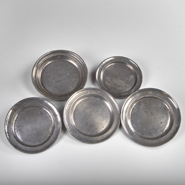TALLRIKAR. Tenn. 5 stycken. 1700-1800-tal.