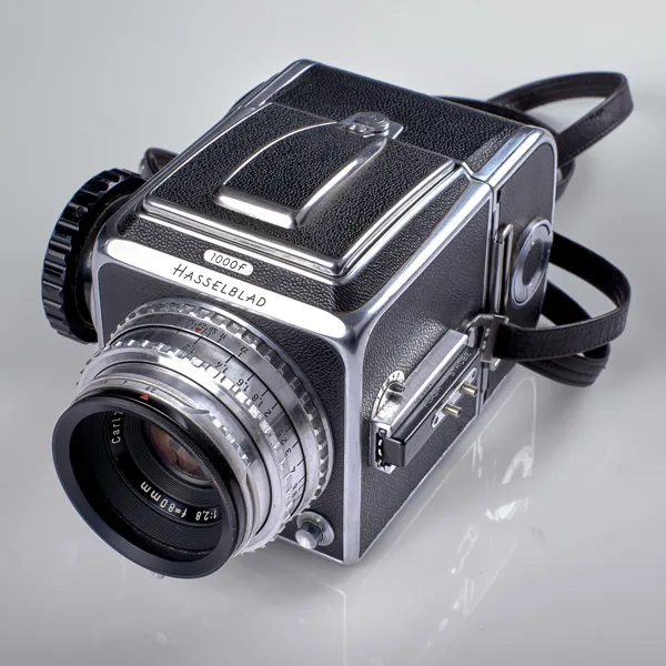 KAMERA. Hasselblad. 1000F. Kamerahus CC17831. 1950-tal. Bakstycke CV11595. Objektiv Carl Zeiss Tessar 1:2,8 f=80 mm. Serienummer 1418896.