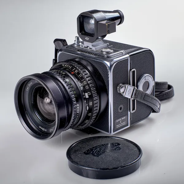 KAMERA. Hasselblad. Super Wide C. TEV 919. 5. 1969. Bakstycke. RH 3223082. Objektiv. Carl Zeiss. Serienummer 4241455.