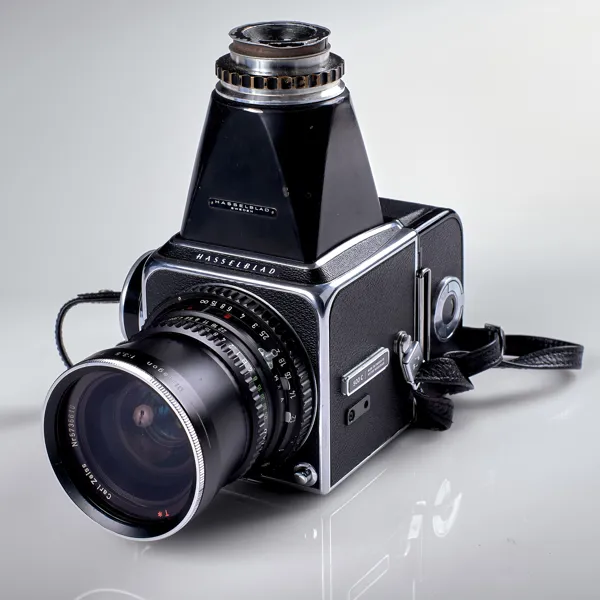 KAMERA. Hasselblad. TC 59756. 1965. Bakstycke. UC 477878. Objektiv. Distagon 1:3,5 f=60 mm. T*.