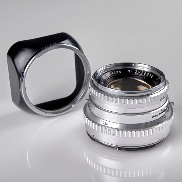 OBJEKTIV. Hasselblad. Synchro Compur. Serienummer 3185790. Carl Zeiss Nr  2570270 Planar 1:2,8 f=80 mm. 1961.