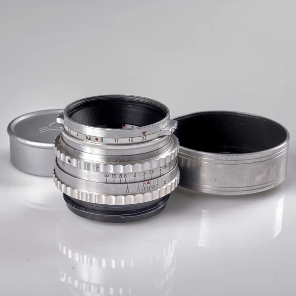 OBJEKTIV. Hasselblad. Zeiss-Opton Nr 588323 Tessar 1:2,8 f=80 mm. 1951-52.