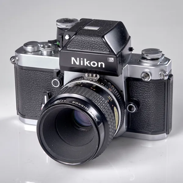 KAMERA. Nikon. F2 7426131. Objektiv. Micro-Nikkor 55 mm 1:2,8 330007. 1970-tal.