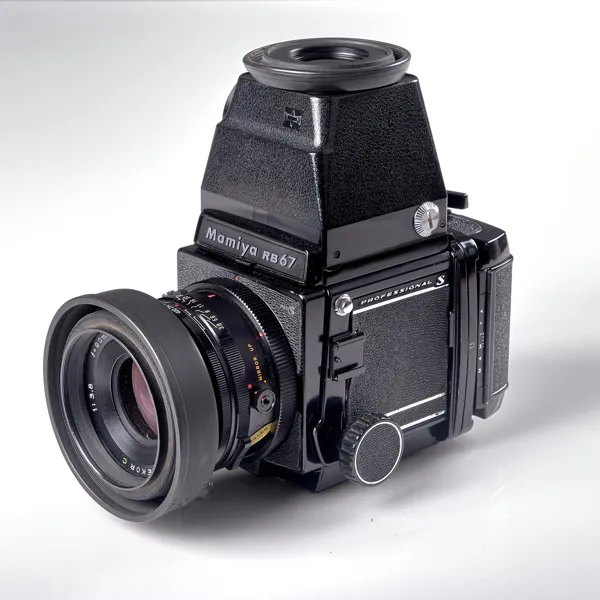 KAMERA. Mamiya. RB67. No.C111588. Objkektiv. Mamiya-Sekor C 1:3,8 f=90 mm. Sökare RB67. 1970-tal.