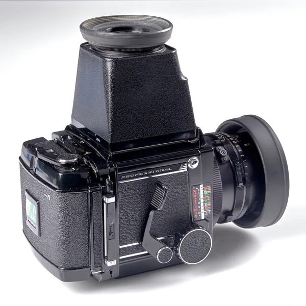 KAMERA. Mamiya. RB67. No.C82024. Objektiv. Mamiya-Sekor C 1:3,8 f =90 mm No.79679. Sökare. 1970-tal.