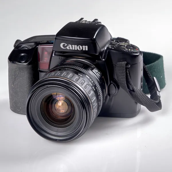 KAMERA. Canon EOS 100. Serienummer 1151764. Objektiv 28-80 mm 1:3,5-5,6. 1990-tal.