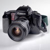 KAMERA. Canon EOS 100. Serienummer 1151764. Objektiv 28-80 mm 1:3,5-5,6. 1990-tal.