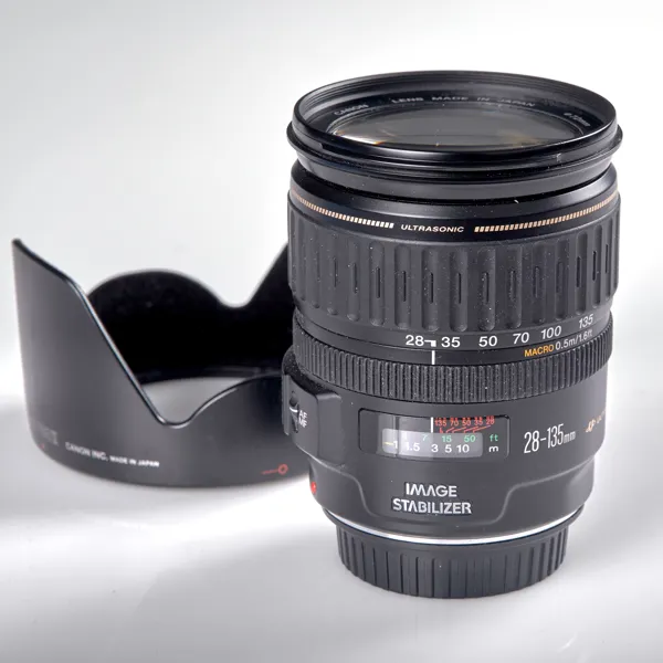 OBJEKTIV. Canon Lens 72 mm EF 28-135 mm 1:3,5-5,6 IS. 1998.