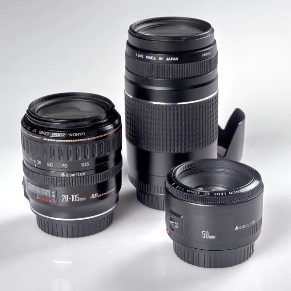 OBJEKTIV. 3 stycken. Canon. EF 50 mm 1-.1,8: II, EF 28-105 mm 1:3,5-4,5 och EF 75-300 mm 1:4-5,6 III.