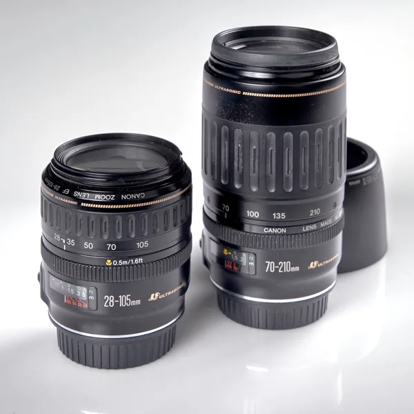 OBJEKTIV. 2 stycken. Canon. EF 28-105 mm 1:3,5-4,5 och EF 70-210 mm 1:3,5-4,5.