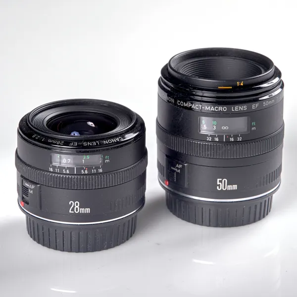 OBJEKTIV. 2 stycken. Canon. EF 28 mm 1:2,8 och EF 50 mm 1:2,5.