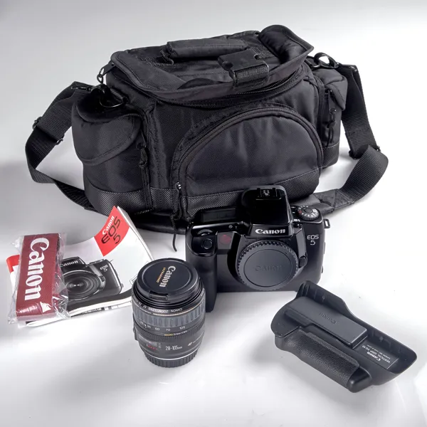 CANON. Kamera EOS 5 serienummer 3502318. Objektiv EF 28-105 mm f/3,5-4,5. Vertical grip VG 10. Explorer bag. Komplett set i originalkartong.