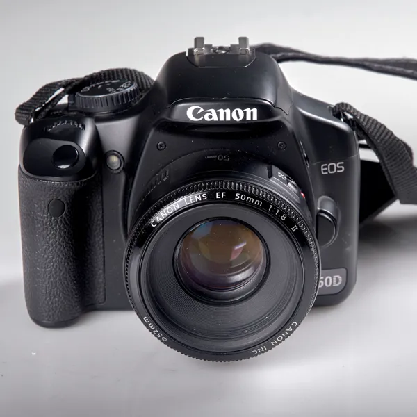 KAMERA. Canon EOS 450D. Objektiv EF 50 mm 1-.1,8 II. 2008.