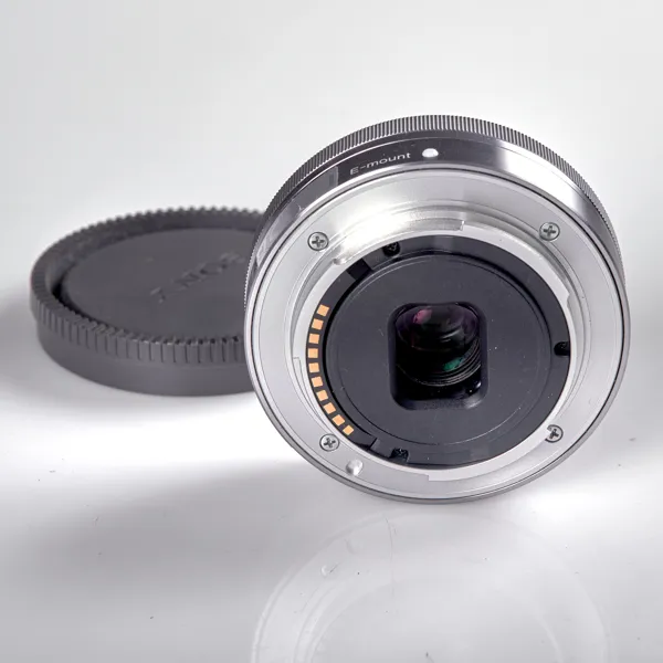 OBJEKTIV. Sony SEL16F28 Model 1125639. 2010.