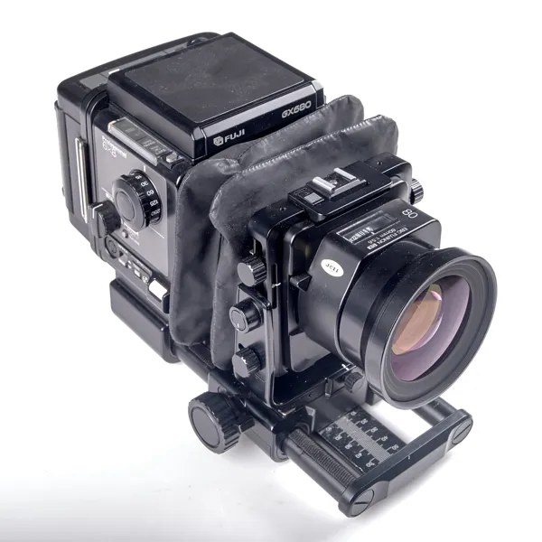 KAMERA. Fuji Professional 6x8. GX 680. 1987. Objektiv EBC Fujinon GX 80 mm 1:5,6. AE Finder. Bakstycke. Bälg. Batteriladdare. 2 stycken fjärrutlösare.