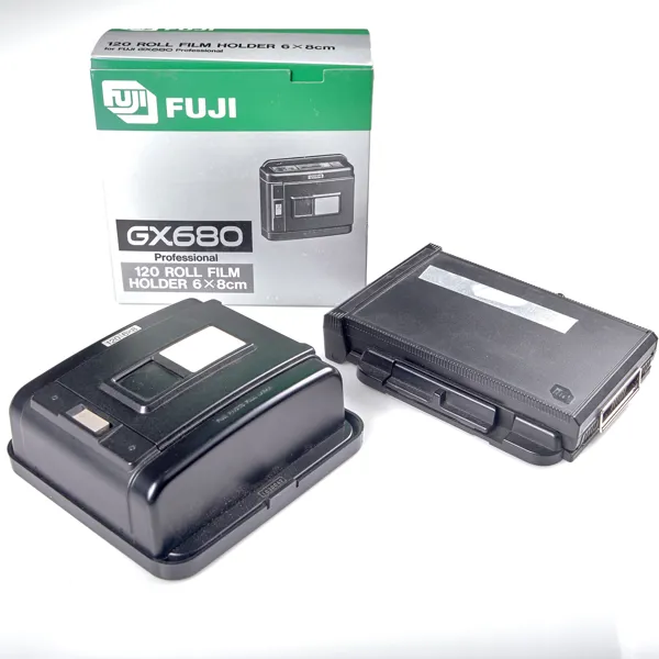 BAKSTYCKE. Fuji Photo Film och GX 680 6x8 cm.