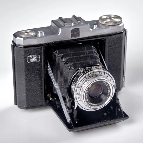 KAMERA. Zeiss Ikon. Novar-Anastigmat 1:4,5 f=75 mm. 1940-50-tal.