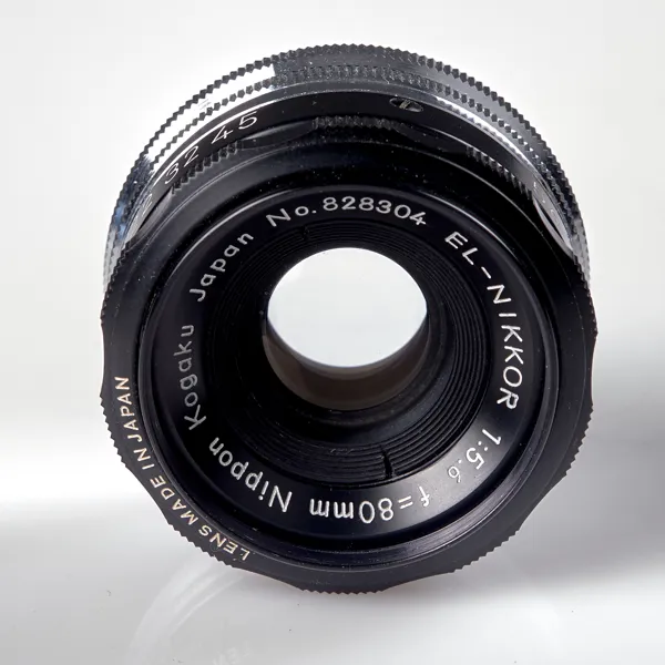 OBJEKTIV. Nikon. Nikkor El-Nikkor 1:5,6 f=80 mm Nippon Kogaku No. 828304. Cirka 1960.